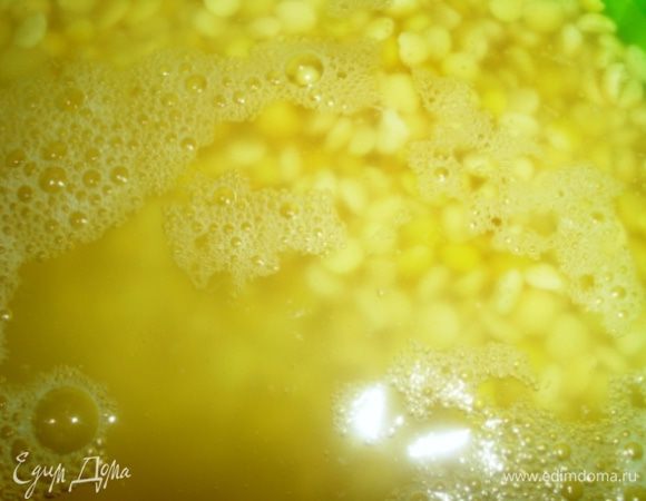 Горох промыть и залить водой. Оставить на несколько часов. Я замочила горох поздно вечером, а суп варила на следующий день к обеду. 