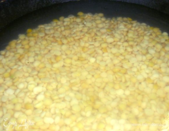 Горох тщательно промыть, залить чистой водой (около 2 литров), посолить и поставить варить в казане или толстостенной кастрюле.  При закипании образуется пена, её лучше удалить. 
