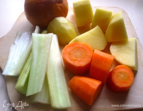 После этого отправить в казан почищенные и крупно порезанные картофель и  морковь, черешки сельдерея и целую луковицу (я её тщательно мою и срезаю корешки, оставляя кожуру, которая придаёт бульонам и супам аппетитный янтарный оттенок).
