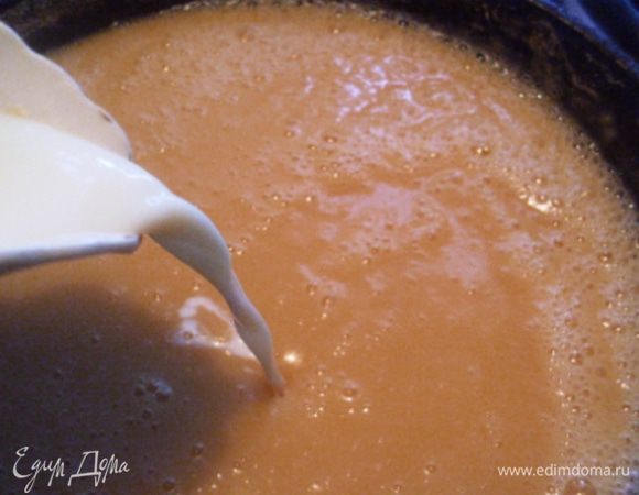 Варить горох на маленьком огне до полной готовности, он должен стать очень мягким. Удалить сельдерей и лук, а картофель и морковь оставить. Пробить суп погружным блендером, влить сливки,  приправить, перемешать и прогреть до закипания, не кипятить. Я использовала готовую приправу (укроп, петрушка, паприка, кориандр, черный перец), очень вкусно и ароматно.
