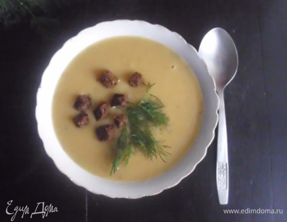 Суп разлить по тарелкам, подавать с гренками и зеленью.
