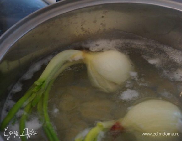 Ставим на огонь кастрюлю  с водой,  добавляем нарезанный  картофель, морковь и  лук. Солим.