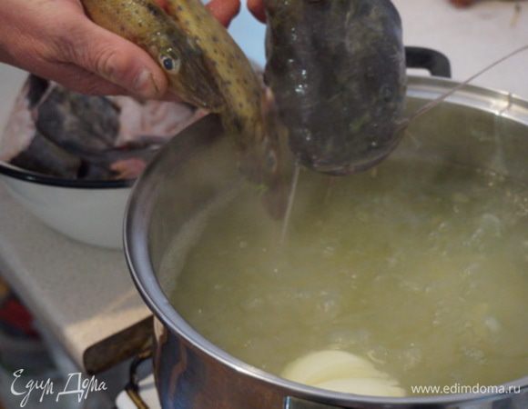 Картофель сварился минут за 15, добавляем подготовленную рыбу.