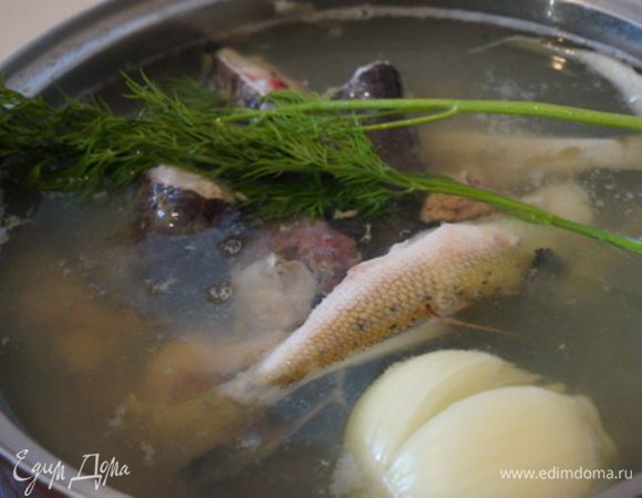 Пока рыба варится, снимаем пенку, следим за приготовлением. Через 15 минут рыба готова.  Приятный аппетитный аромат придаст зелень, черный молотый перец. 