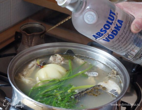 В конце варки положить  лавровый лист. Отставить кастрюлю с огня и  влить пару ложек водки, уха будет более душистой.