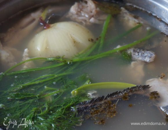 Вот и готова уха. Наиболее вкусным считается блюдо свежеприготовленное горячее, но уха и на второй день хороша. Пробуем!