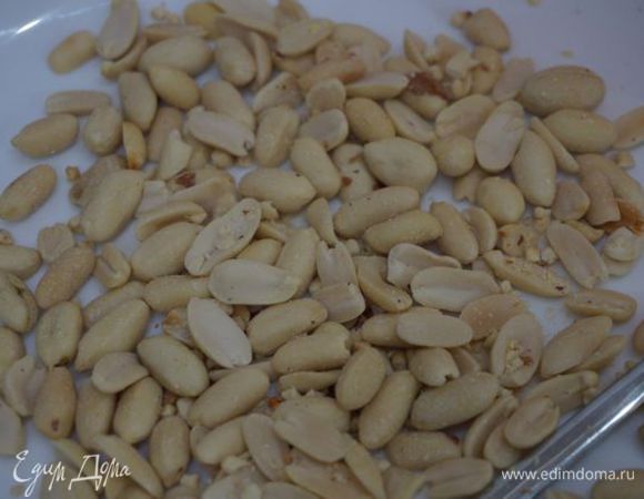 Арахис поджарить до появления аромата, порубить в крошку (можно в блендере).