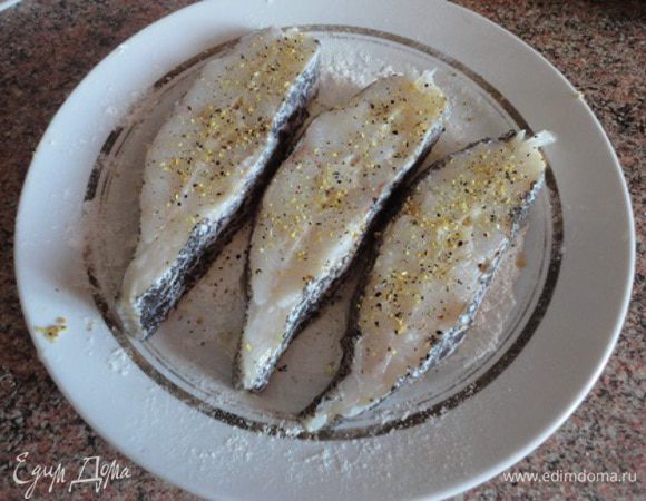 Рыбу разрезать на порционные куски, посолить, поперчить, полить лимонным соком и оставить на 20 минут.
Две третьи масла  разогреть в сковороде. Кусочки рыбы обвалять в муке и обжарить до готовности с обеих сторон.
