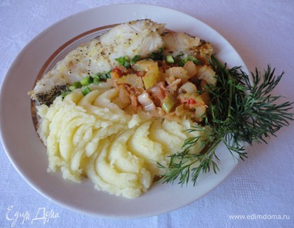 Оставшееся масло использовать для обжарки овощей. Вначале обжарить лук, нарезанны полукольцами, затем добавить сельдерей, прожарить пару минут, влить томатный сок( домашнего приготовления или протертые помидоры), посолить, поперчить, дать покипеть на слабом огне минуты 3.
Подавать с картофельным пюре и зеленью.
