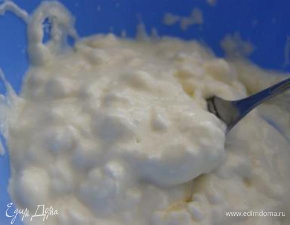 В творог добавить яйцо, молоко, масло, перемешать.