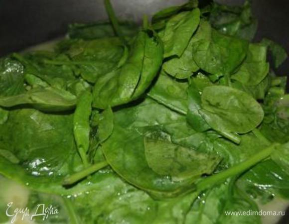 Приготовить начинку. Сливочное масло растопить на сковороде, добавить шпинат, тушить 2 минуты.