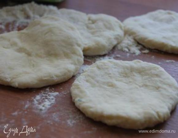 Тесто разделить на 8 частей, сделать небольшие лепешки.