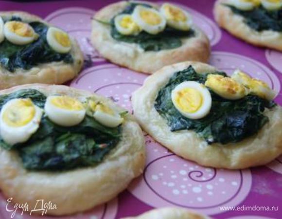 Пирожки отправить в духовку при 180 г., выпекать 15 минут.