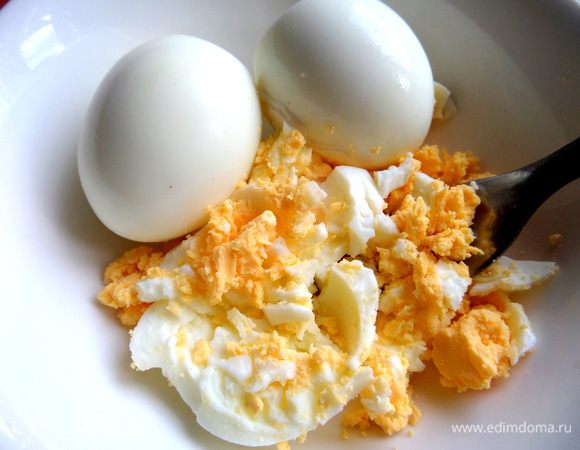 Яйца отварить,размять вилкой.