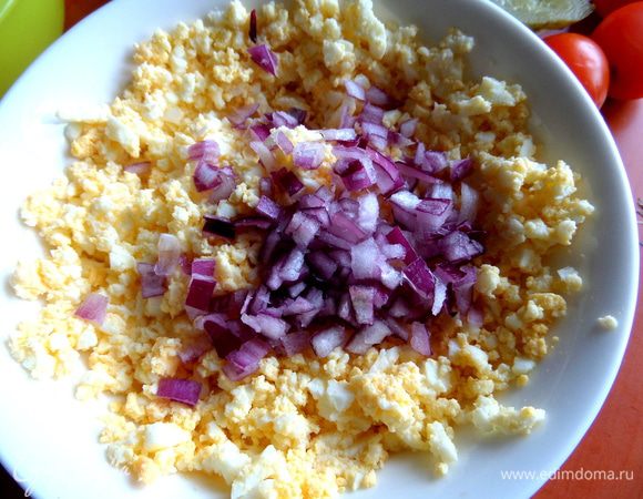 Добавить лук к яйцам.