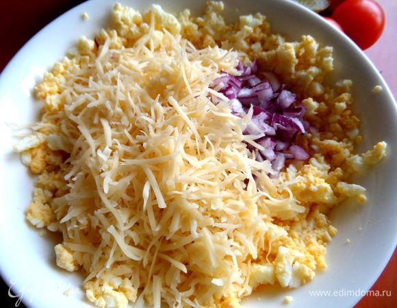 Добавить тёртый сыр.