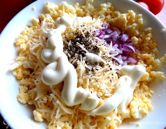 Пару ложек майонеза для связки и хрен для пикантности. Перемешать.