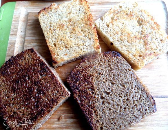 Для основы делаем гренки в тостере или поджариваем хлеб слегка в сковороде.