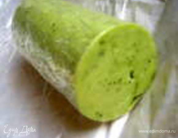 Берём масло с зеленью и приправами. В обычное масло добавляем измельчённые зелень,чеснок,чили перец,соль,заворачиваем в колбаску при помощи плёнки и замораживаем.