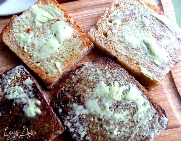 Намазываем тонким слоем,чтобы только пропитать хлебушек.