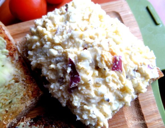 Накладываем начинку с горкой и прижимаем вилкой.