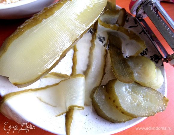 От огурца отрезаем тонкие полоски.