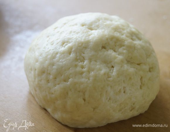 Сделать углубление в песочной крошке и выложить сметану. Аккуратно замесить мягкое эластичное тесто. Убрать тесто в холодильник, примерно, на 1 час.