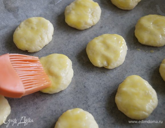 Смазать печенье взбитым яичным желтком.