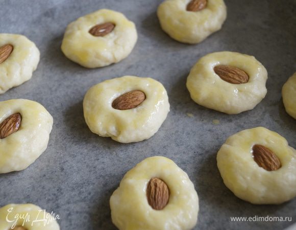 В серединку печенья вдавить миндаль. Поставить противень в духовку, разогретую до 200 градусов, на 15-20 минут.