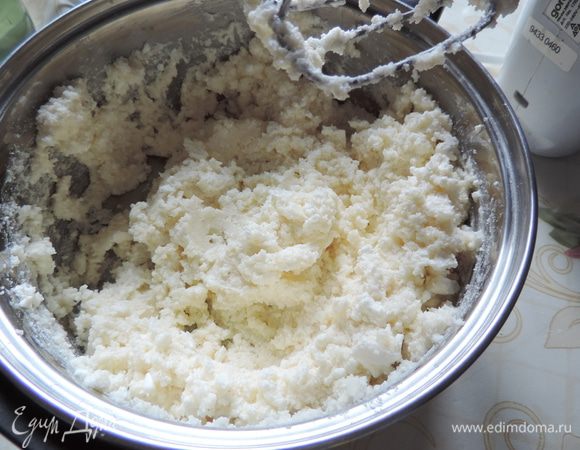 Размягченный маргарин (можно с успехом заменить маслом) взбиваем с сахаром и ванилином до однородного состояния. Затем добавляем мягкий творог (если творог зернистый, обязательно протрите его через сито!) и взбиваем до однородного состояния.