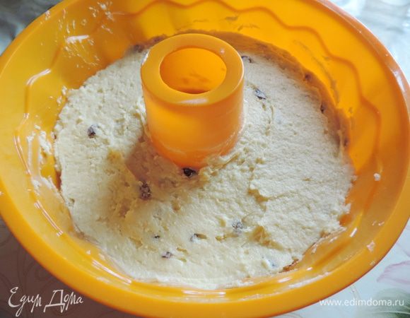 Форму для кекса заполняем подготовленным тестом. Если у вас форма силиконовая, ее не нужно ничем смазывать. Обычную форму выстилаем бумагой для выпечки или смазываем маргарином и припудриваем мукой. Тесто хорошо поднимается при выпечке, поэтому оно должно заполнить форму не больше, чем на 2/3.