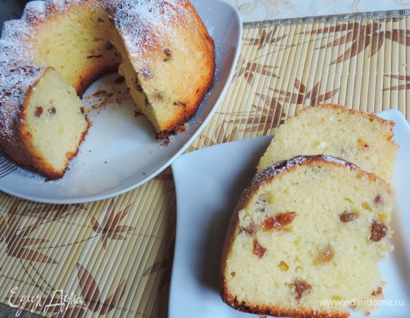 Выпекаем наш кекс в разогретой до 165–170°C духовке около часа. Мне понадобился ровно час. Готовность проверяем деревянной шпажкой. Из готового кекса она выходит сухой. Даем кексу остыть в форме до теплого состояния. Затем вынимаем его и посыпаем сверху сахарной пудрой. У нас небольшой кусочек дожил до следующего дня. Он ничуть не зачерствел и не потерял своих вкусовых качеств! Действительно изумительный кекс! Очень рекомендую.