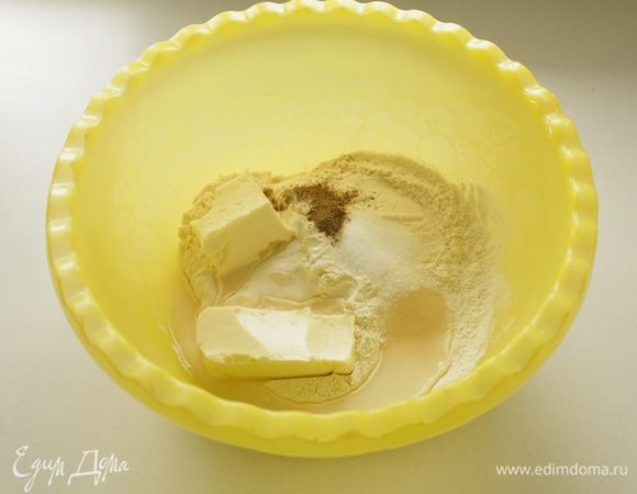  Смешать муку с сахаром, маслом, разрыхлителем, солью, перцем и водой.