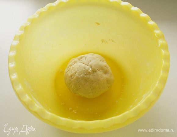 Быстро замесить тесто, при необходимости добавив воды.
Скатать  в шар, завернуть в пленку и положить в холодильник на 30 минут.