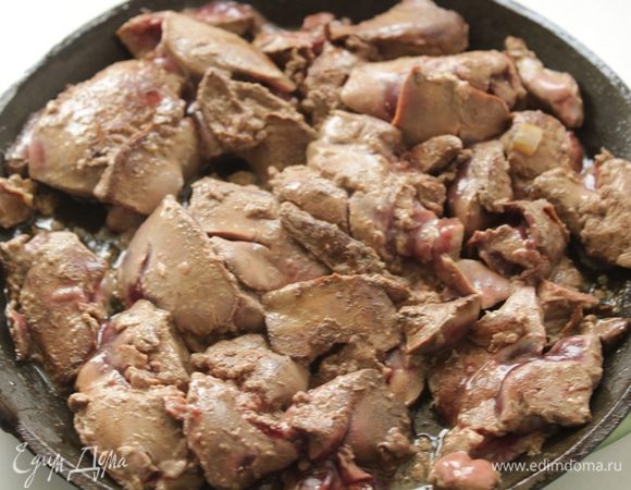 Выложить печень и обжарить на масле, в течение 1- 2 минут один раз перемешав.
   