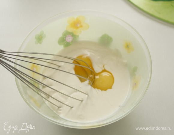  Слегка взбить яйца со сливками.