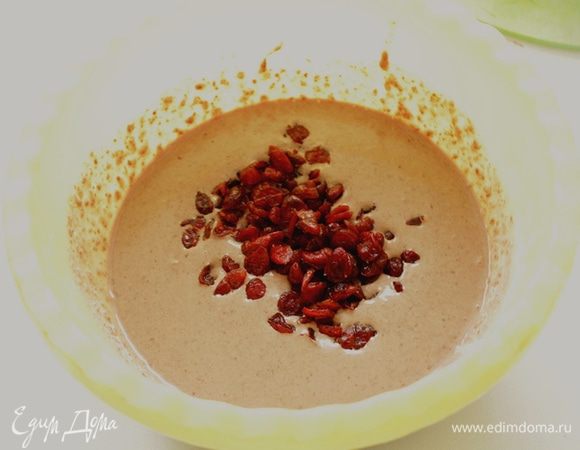 К печени добавить сливки с яйцами, клюкву (вино слить), перемешать.