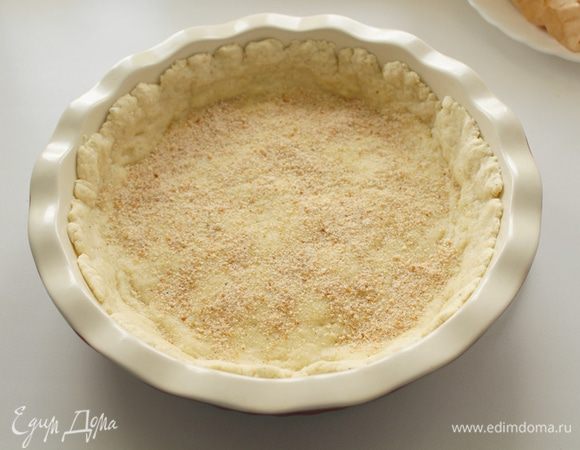 Выпеченный корж посыпать панировочными сухарями.