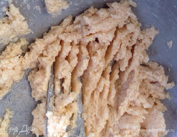 Хорошо растереть масло с сахаром и корицей.