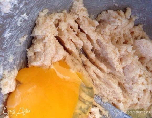 Добавить яйцо и ст.ложку сока лимона.