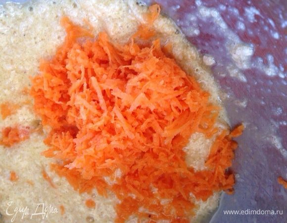 И морковь. Хорошо перемешать.