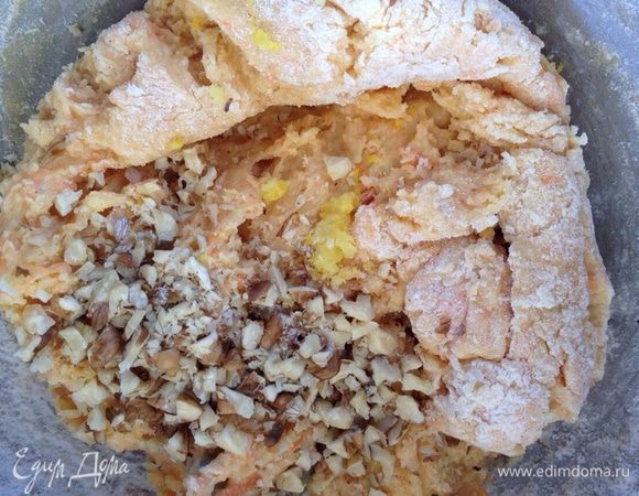 Муку просеять с разрыхлителем. Понемногу добавляя, замесить мягкое тесто. Добавить орехи. И еще раз хорошо вымешать.