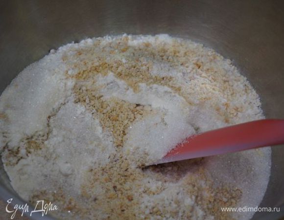 Смешать отдельно муку, сахар, арахис.