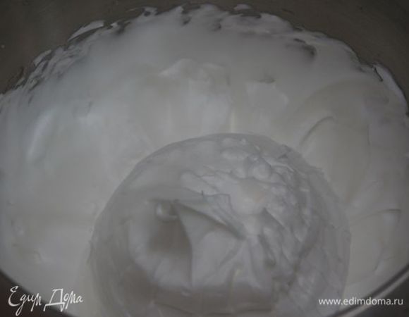 Белки взбить с сахаром до устойчивых пиков.