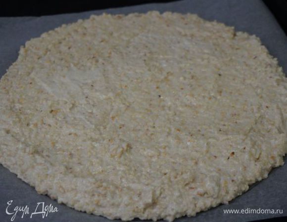 Нарисовать на пергаменте круг диаметром 24-26 см, распределить ровным слоем массу, выпекать при 175"С около 30 минут до румяного цвета.