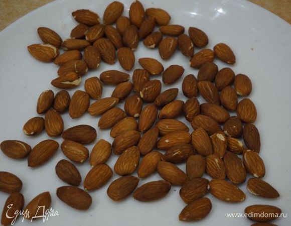 Миндаль обжарить, порубить не мелко ножом или скалкой.