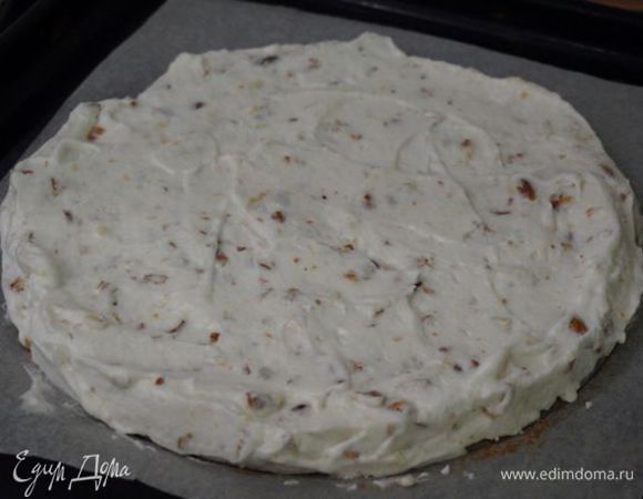 Аккуратно смешать с сухими ингредиентами. На пергаменте нарисовать круг, выложить белковую массу, сушить 2 часа при 130"С.