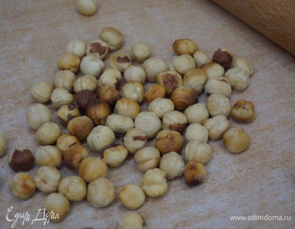 Фундук поджарить, избавить от шелухи, порубить крупно.