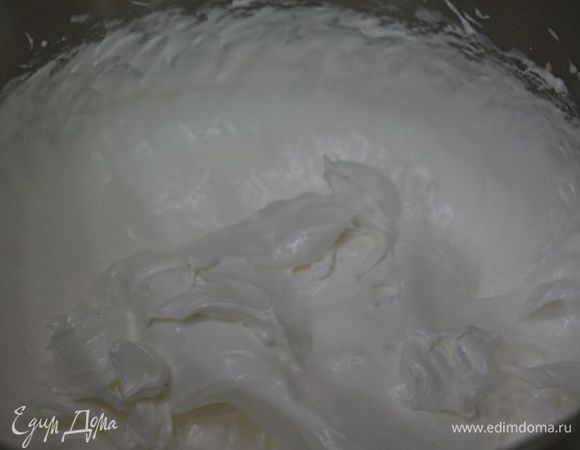 Белки взбить с сахаром в крепкую пену.
