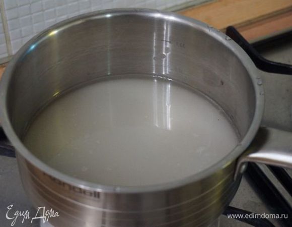 Приступаем к крему. Сахар заливаем водой, ставим на средний огонь.